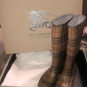 Burberry Rain Boats EUC